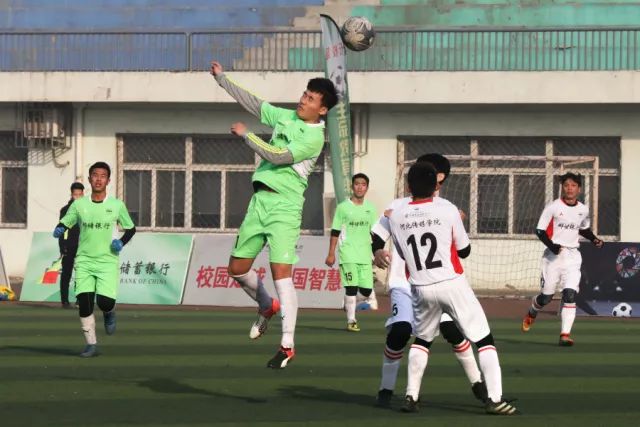 刘亦菲素颜现身，79.8元防晒衣引起热议